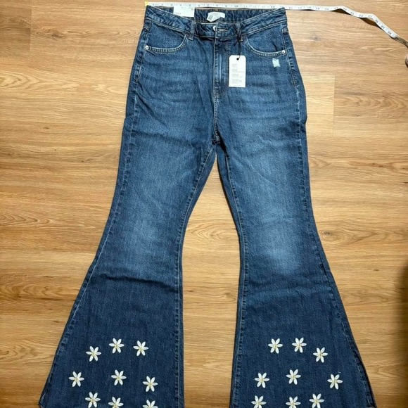 Forever 21 Daisy Embroidered Flare Jeans – Size 30 - Picture 2 of 8